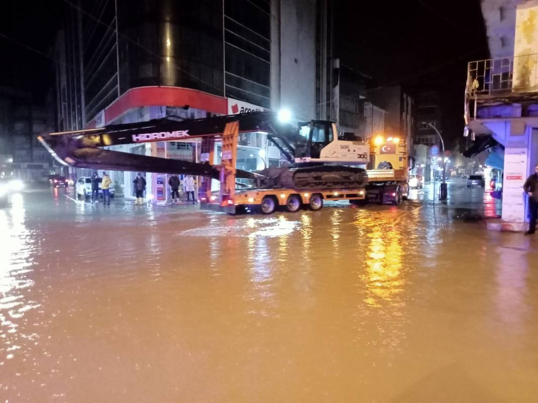 Samsun’u sağanak vurdu: Terme Çayı taştı - Resim: 8